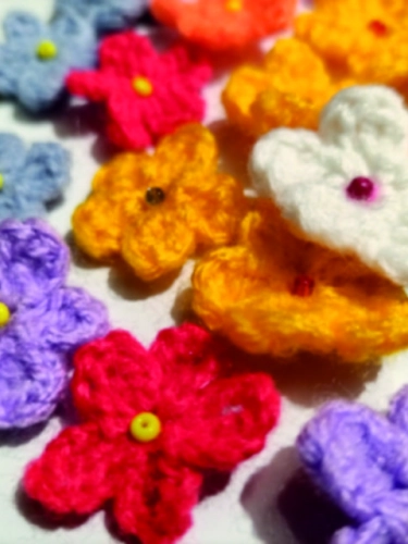 50 плетени цветя с мъниста, ръчна изработка