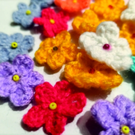 50 плетени цветя с мъниста, ръчна изработка